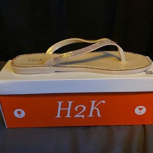 NIB Nude H2K jeweled flip flops size 8